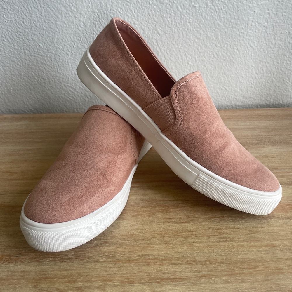 Excellent pre-owned Universal Thread Slip-ons, size 8